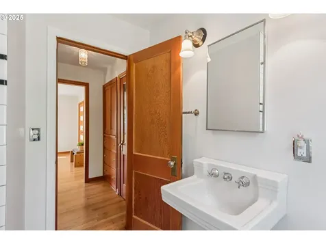 4245 NE Going Street Portland OR 97218