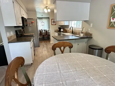 1794 NE Carole Court Hillsboro OR 97124