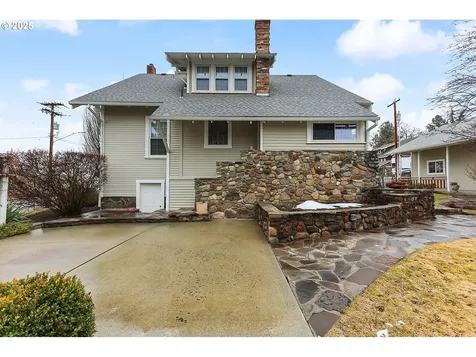 102 NE Harrison Street Dufur OR 97021