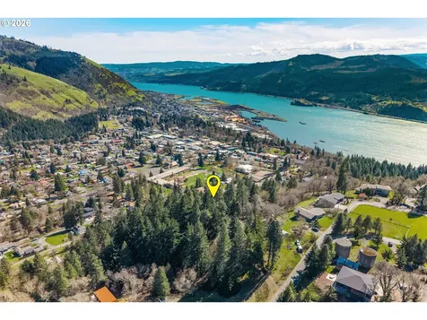 735 NW Strawberry Mountain Road White Salmon WA 98672