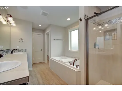 2307 E 6th Street La Center WA 98629