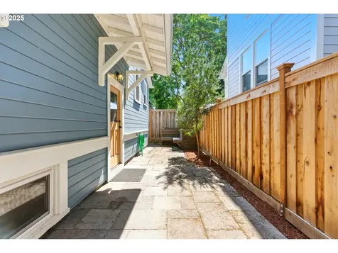 3280 SE Madison Street Portland OR 97214