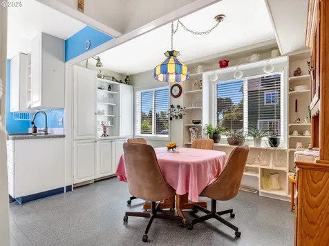 460 12th Avenue Seaside OR 97138