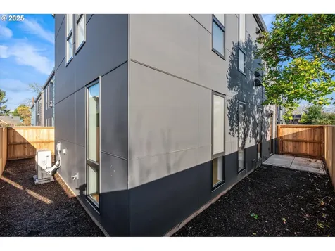 5484 SE Boise Street Portland OR 97206