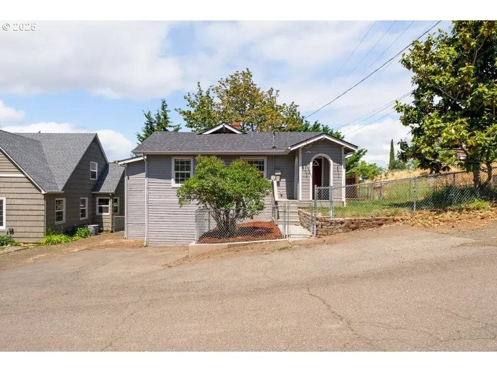 1235 SE Booth Avenue Roseburg OR 97470