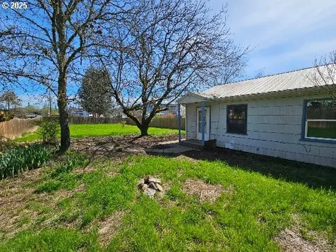 338 NW Civil Bend Avenue Winston OR 97496