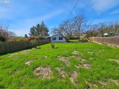 338 NW Civil Bend Avenue Winston OR 97496