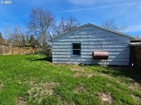 338 NW Civil Bend Avenue Winston OR 97496