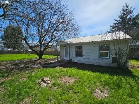338 NW Civil Bend Avenue Winston OR 97496