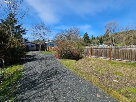338 NW Civil Bend Avenue Winston OR 97496
