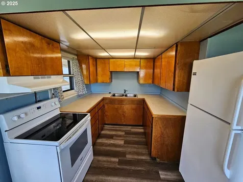 338 NW Civil Bend Avenue Winston OR 97496