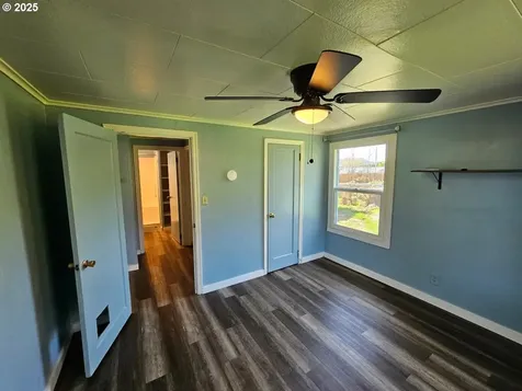 338 NW Civil Bend Avenue Winston OR 97496