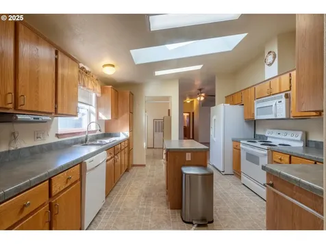 827 10th Street SW Bandon OR 97411