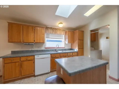 827 10th Street SW Bandon OR 97411