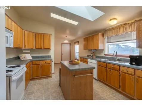 827 10th Street SW Bandon OR 97411