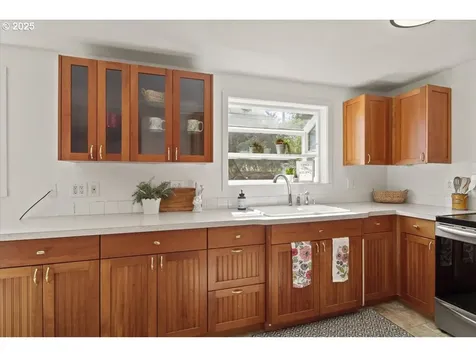 1207 Pleasant Street Springfield OR 97477