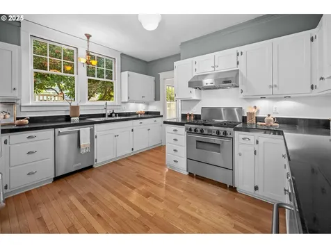 3568 NE Couch Street Portland OR 97232