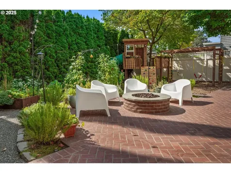 3568 NE Couch Street Portland OR 97232