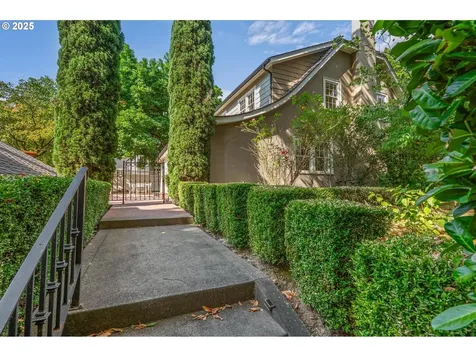 3568 NE Couch Street Portland OR 97232