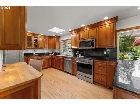 9150 SW Salmon Street Portland OR 97225