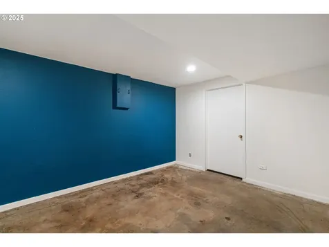 11329 SE Salmon Street Portland OR 97216