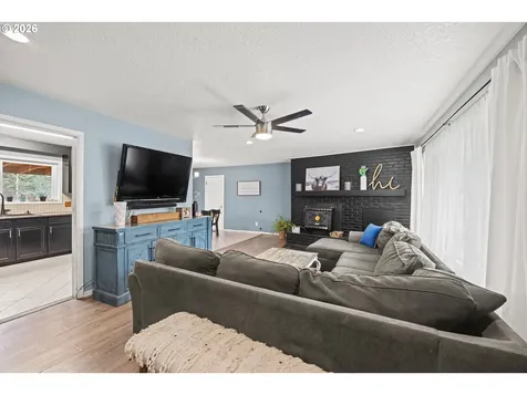 1595 N Henry Street Coquille OR 97423
