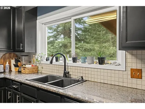 1595 N Henry Street Coquille OR 97423