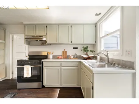 8306 SE Taylor Court Portland OR 97216