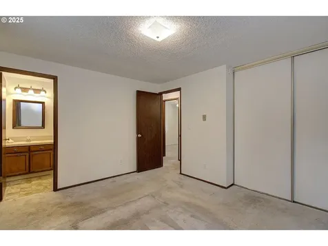 10020 NE Oakhurst Drive Vancouver WA 98662