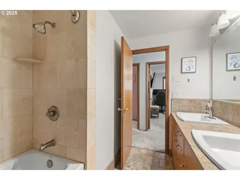 2568 Dover Drive Eugene OR 97404