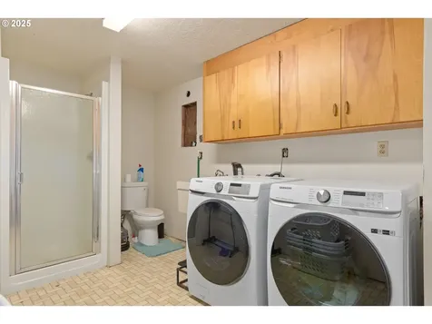 2568 Dover Drive Eugene OR 97404