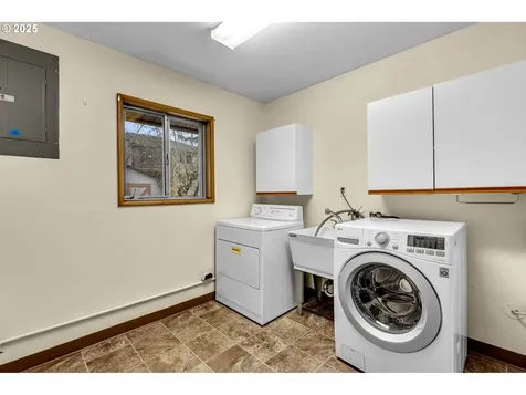 10416 NE Davis Street Portland OR 97220