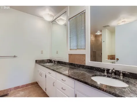 11245 SW Lynnridge Avenue Portland OR 97225