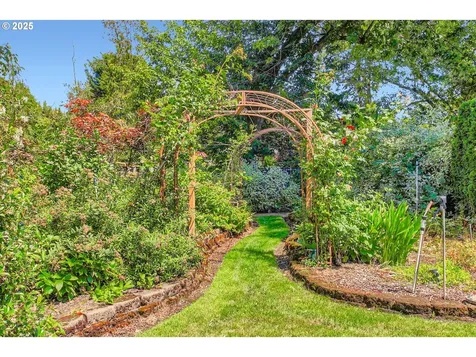 11245 SW Lynnridge Avenue Portland OR 97225