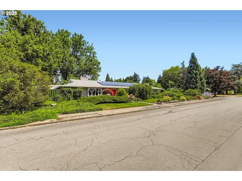 11245 SW Lynnridge Avenue Portland OR 97225