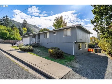 1093 NE Hillcrest Drive Grants Pass OR 97526