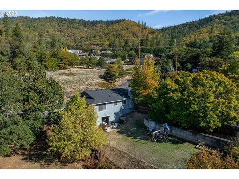 1093 NE Hillcrest Drive Grants Pass OR 97526
