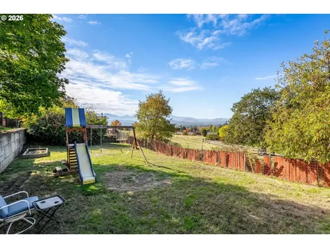 1093 NE Hillcrest Drive Grants Pass OR 97526