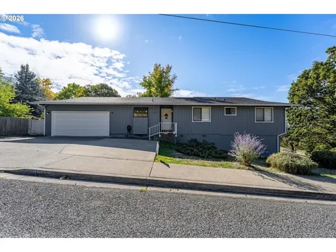1093 NE Hillcrest Drive Grants Pass OR 97526