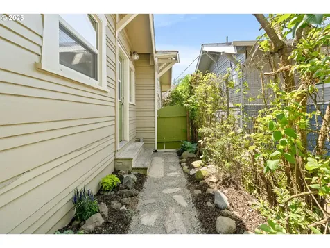 4739 NE Flanders Street Portland OR 97213