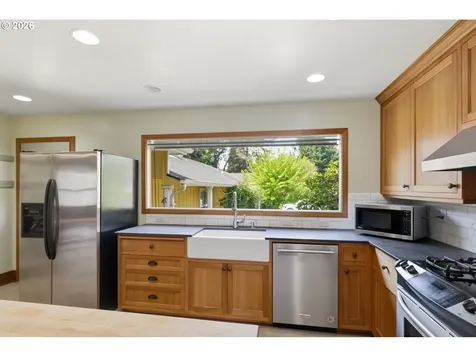 653 S River Road Cottage Grove OR 97424