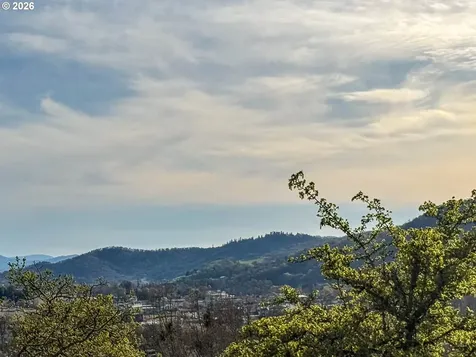 833 NE Jackson Street Roseburg OR 97470