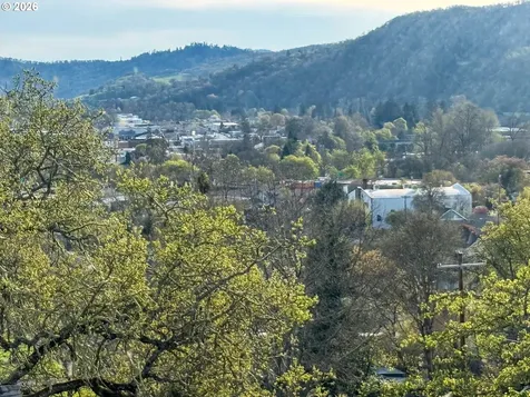 833 NE Jackson Street Roseburg OR 97470