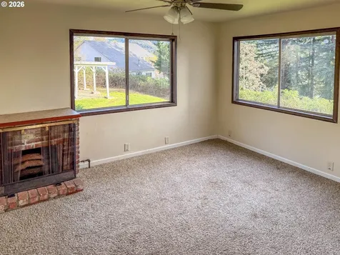 833 NE Jackson Street Roseburg OR 97470
