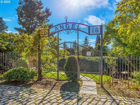 1816 SW Hawthorne Terrace Portland OR 97201
