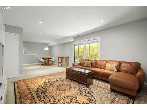 5734 SW Downs View Court Portland OR 97221