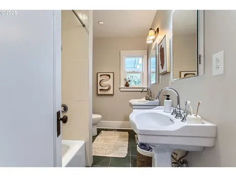 2827 SW Custer Street Portland OR 97219