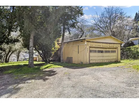 531 NW Harrison Street Canyonville OR 97417