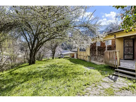 531 NW Harrison Street Canyonville OR 97417
