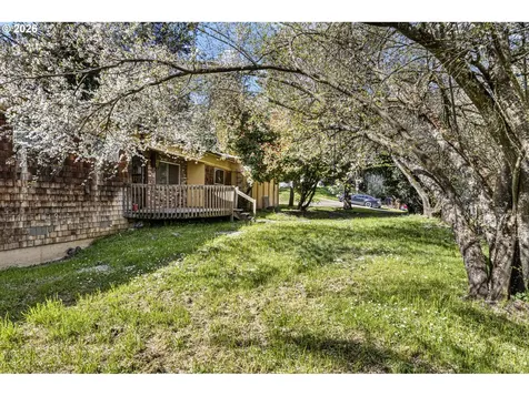 531 NW Harrison Street Canyonville OR 97417